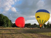 Start am Abend - die ersten Ballone liefern sich ein rennen...